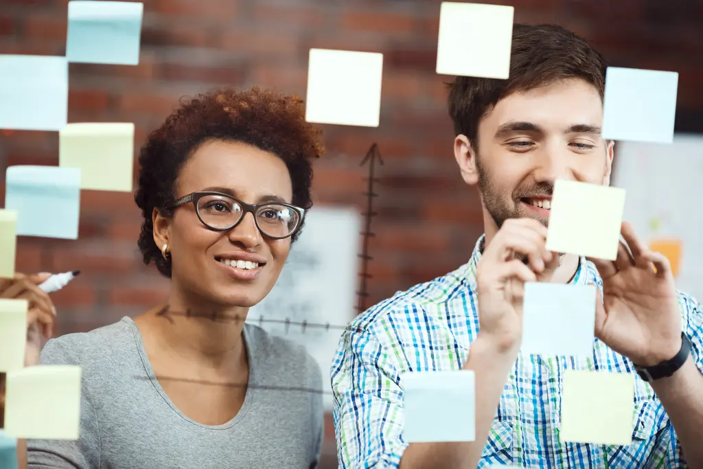 Executivos discutindo os benef&iacute;cios da comunica&ccedil;&atilde;o efetiva.