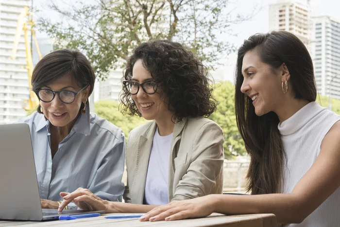 mundo corporativo Trio de executivas discutindo sobre os desafios e oportunidades do mundo corporativo