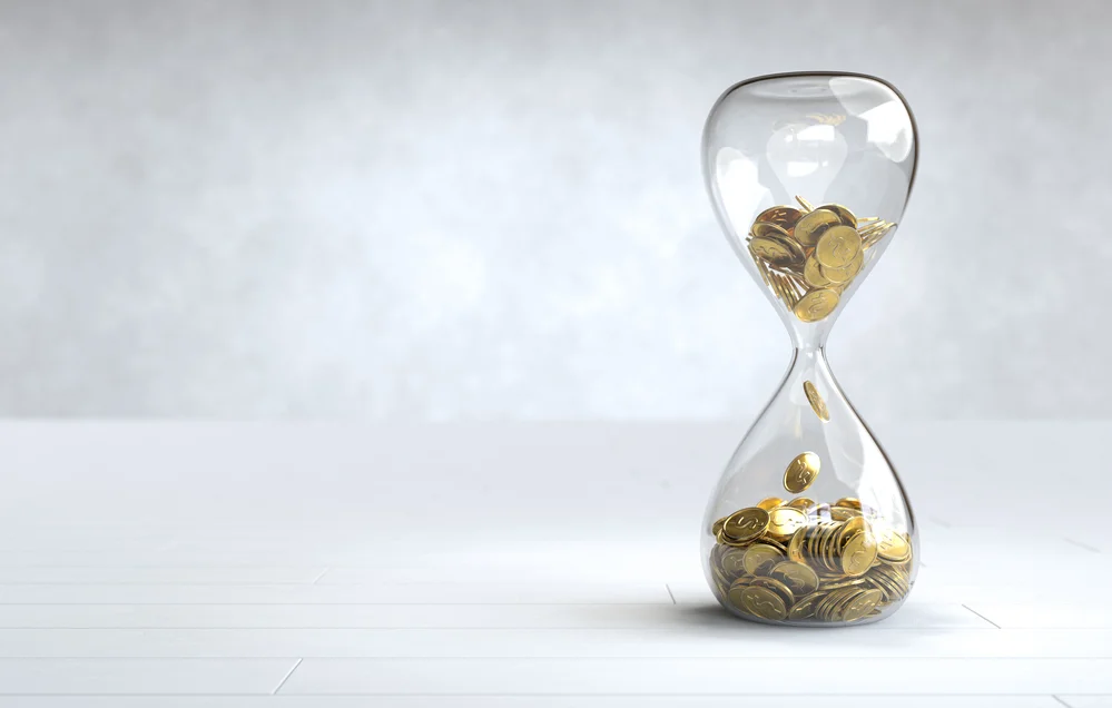 Lifetime Value Ampulheta de moedas ilustrando o conceito de lifetime value