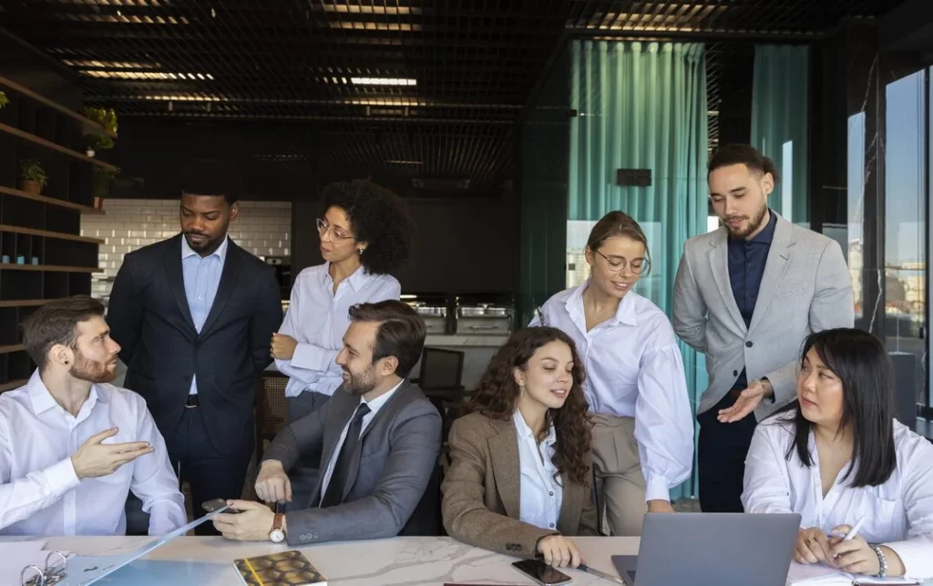 Executivos trabalhando representando o resultado de uma lideran&ccedil;a inclusiva
