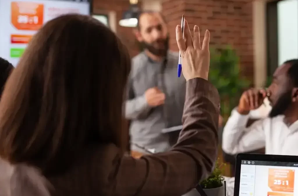 educação executiva Executivos em programa de Educação Executiva Internacional. Líder feminina com a mão levantada para tirar com palestrante.
