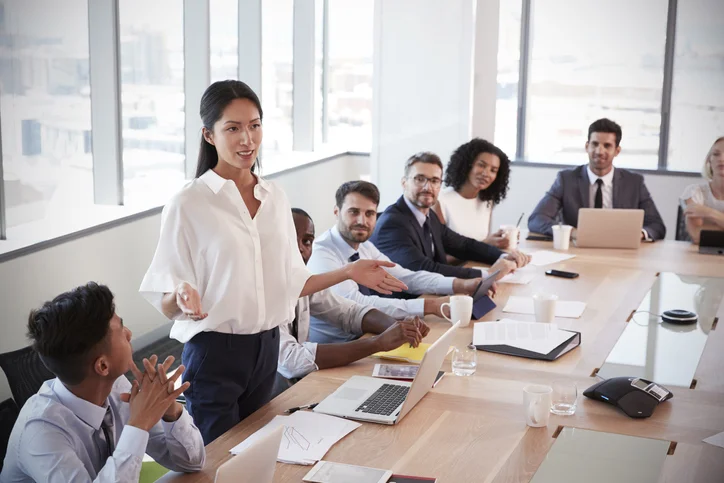 Comunicação Estratégica para Liderança Feminina Mulher exercendo o que aprendeu sobre Comunicação estratégica para liderança feminina em reunião.