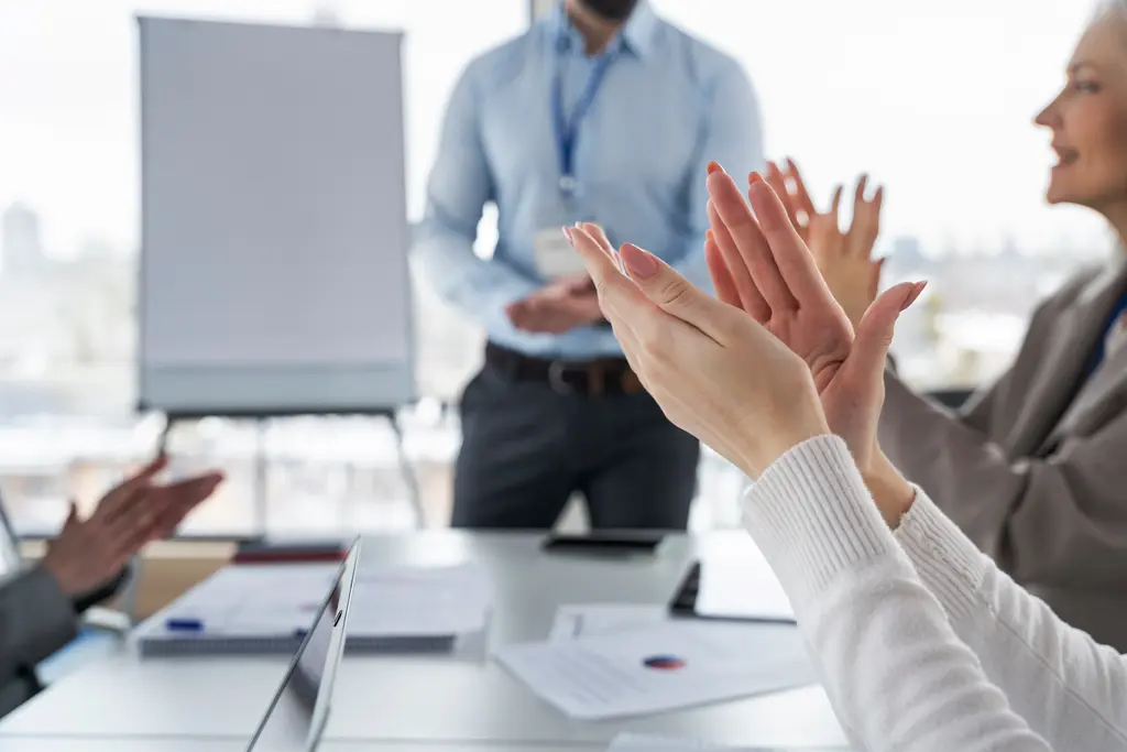 liderança e comunicação Comunicação e liderança sendo aplicada em reunião de equipe.