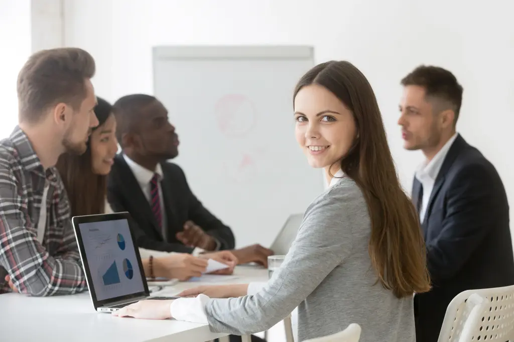 tipos de liderança Liderança em reunião aplicando diversas técnicas de liderança.