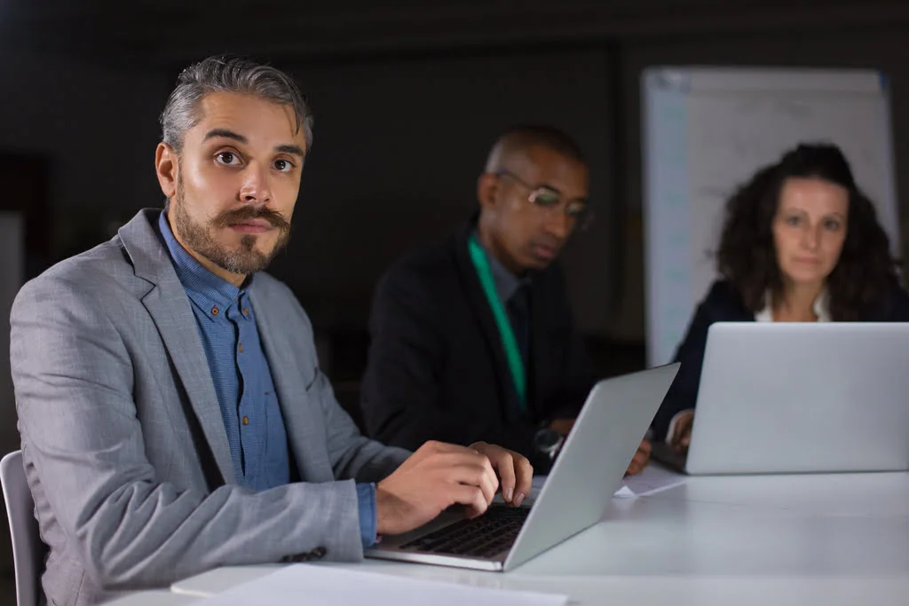 e-learning Executivos decidindo sobre qual modelo de educação executiva adotar: e-learning vs. experiential learning