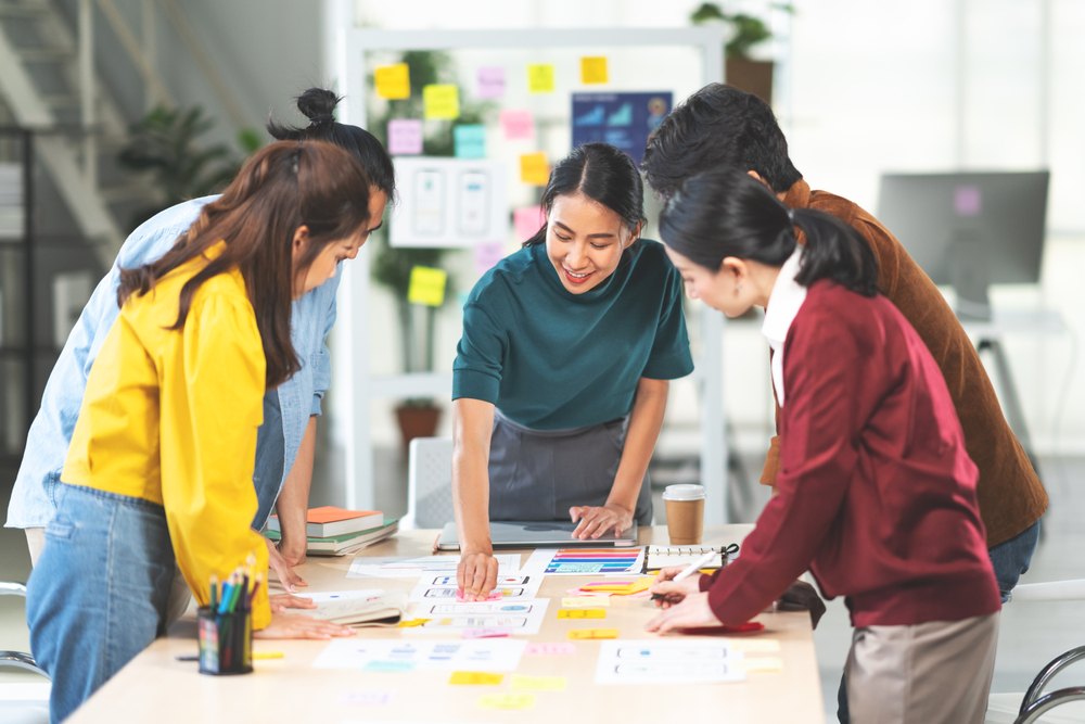 Time multidisciplinar trabalhando de forma colaborativa, aplicando conceitos de lideran&ccedil;a estrat&eacute;gica em projetos empresariais.